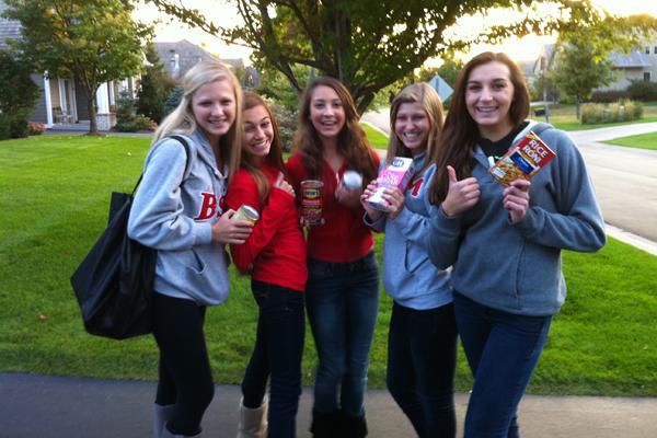 Freshmen collect record amounts in annual food drive