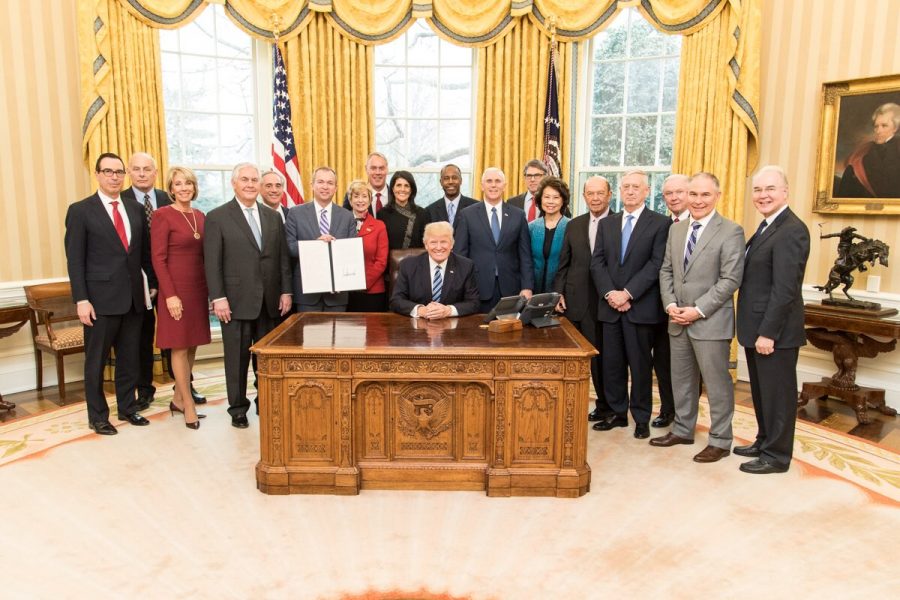 Trump, with his cabinet in the oval office.