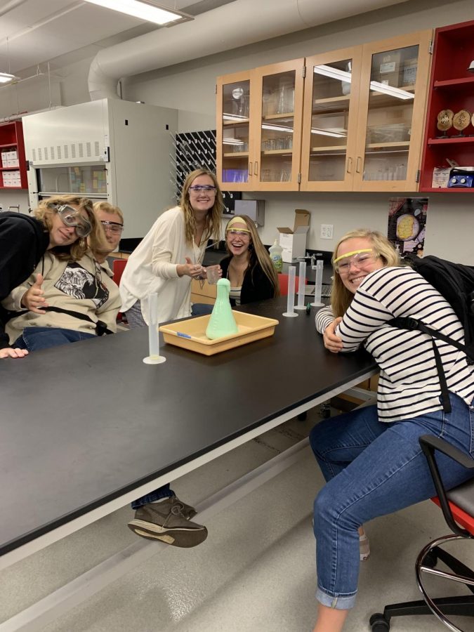 Seniors Walker Niebergall, Ryan Norkosky, Nicole Strom, Faith Niebergall, and Grace Melin participate in a new experiment. Science Club is open to all students.