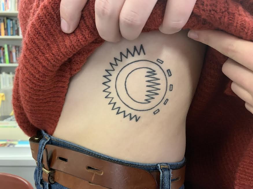 Alice Pettys tattoo is kind of like a sun: it’s the logo of the camp that she goes to. 