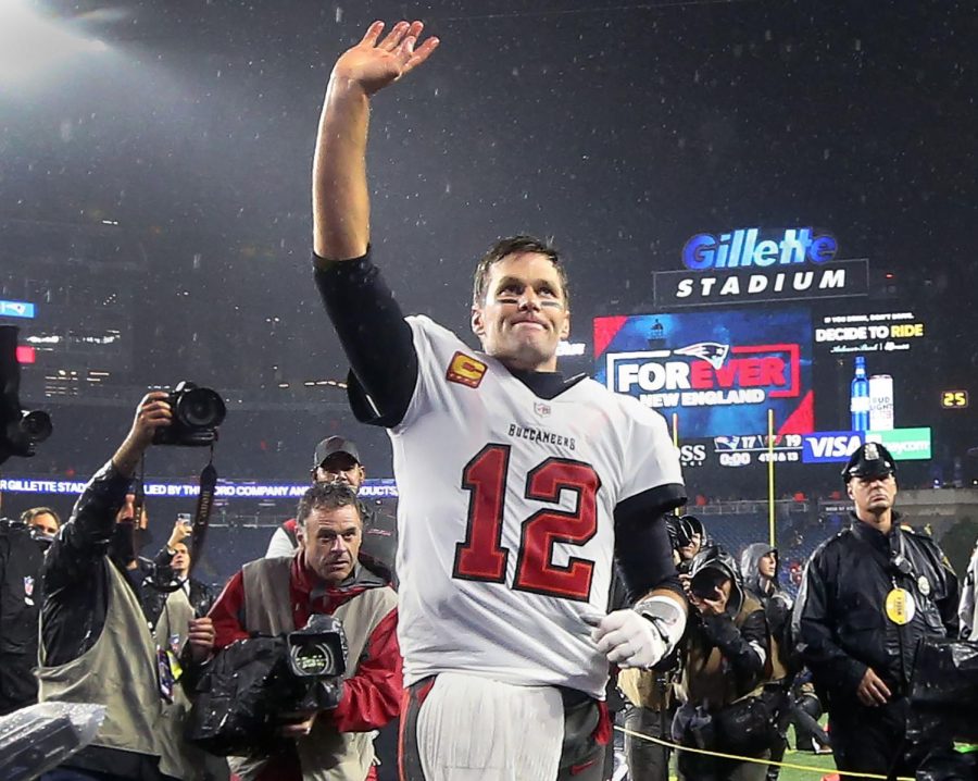 Tom+Brady+waving+goodbye+to+the+crowd+of+his+former+home+in+New+England.