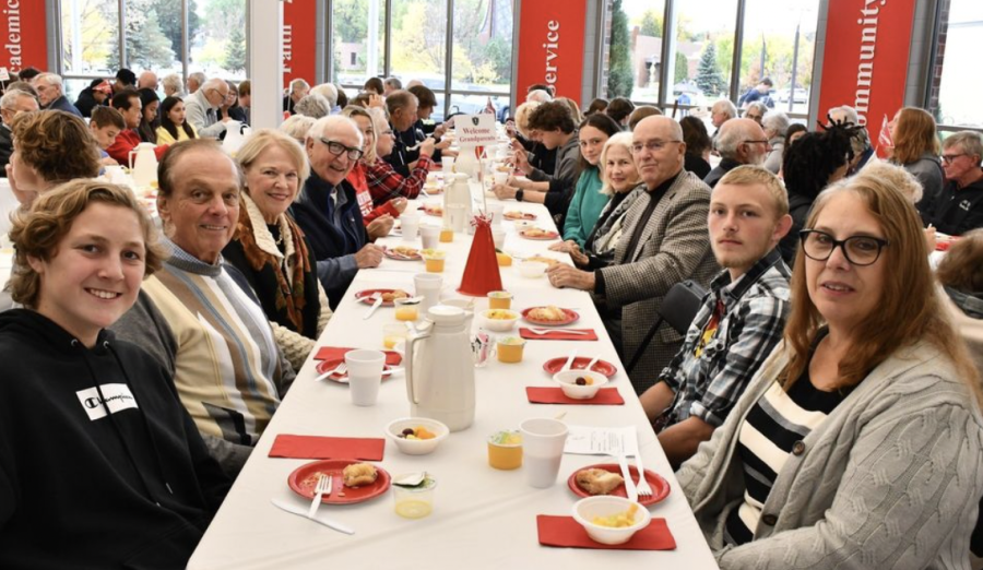 BSM+Students+and+their+grandparents+enjoy+breakfast.
