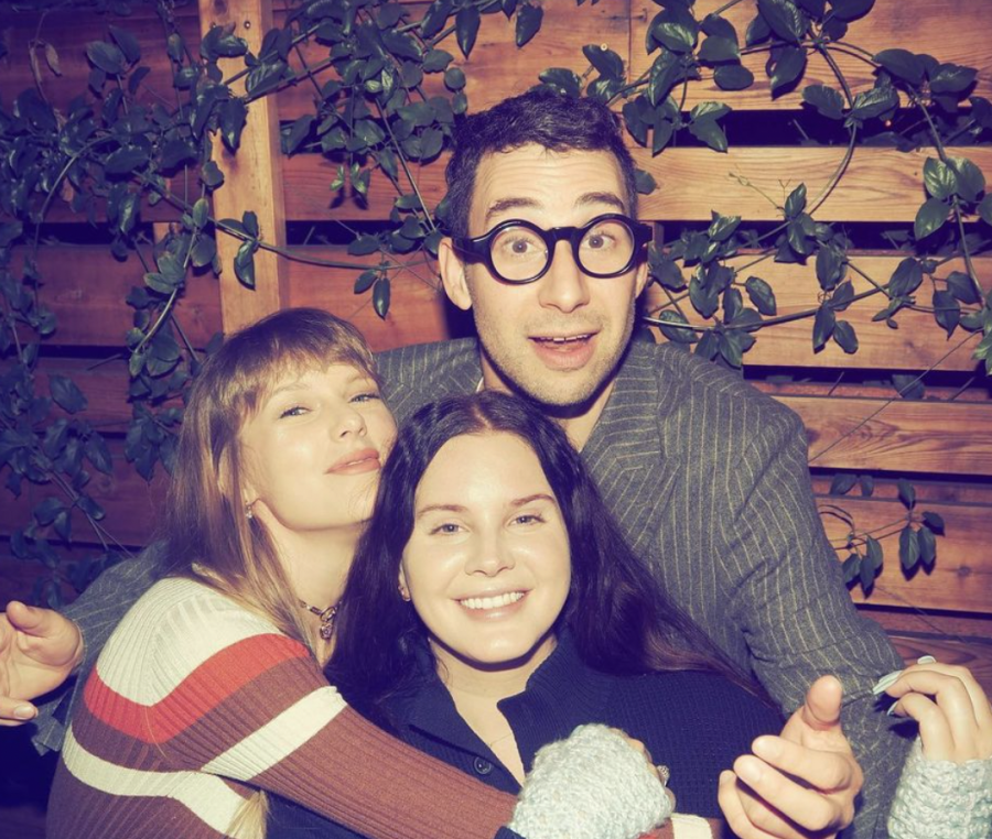 Taylor+Swift+and+her+producer%2C+Jack+Antonoff%2C+pose+with+collaborator+Lana+Del+Ray.