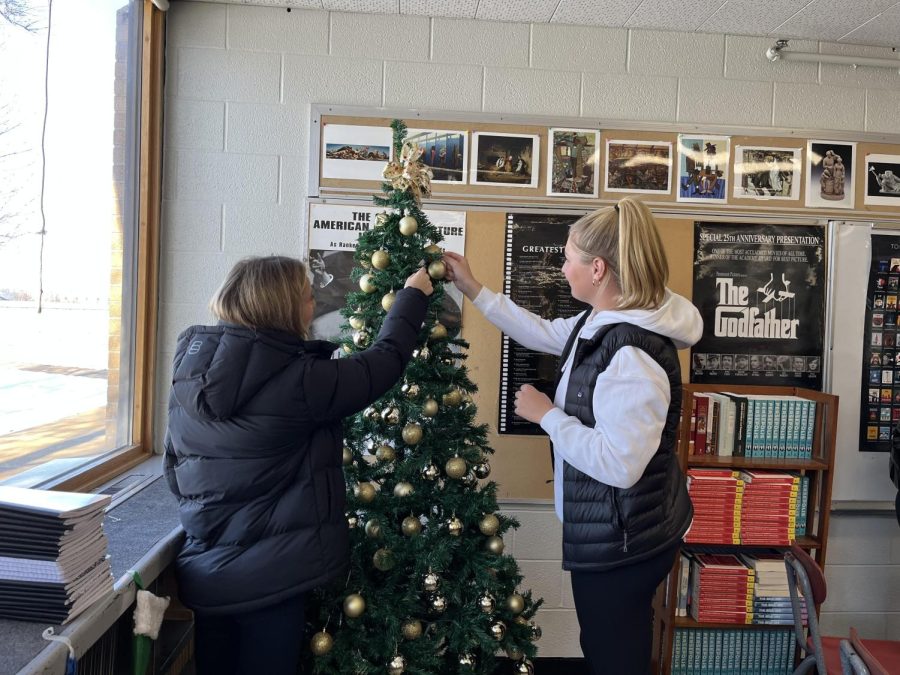 Yearbook+students+decorated+their+Christmas+tree+on+November+21%2C+but+is+that+too+early%3F