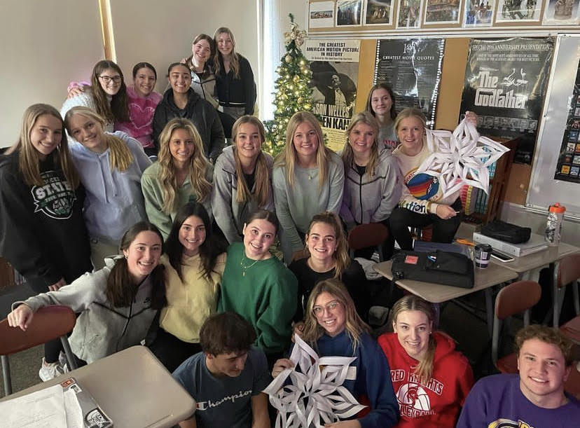 Members+of+the+yearbook+decorate+the+annual+yearbook+Christmas+tree.